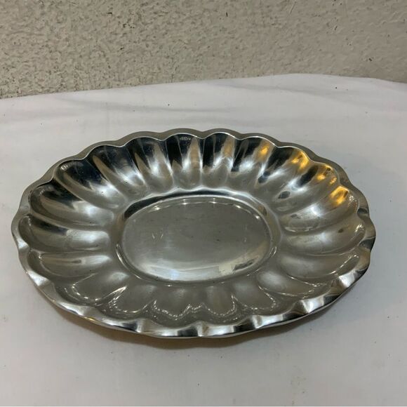 Ann Mary collection Scallop Edge Platter Tray Pewter Polished Finish 9x6.5 - Picture 2 of 7